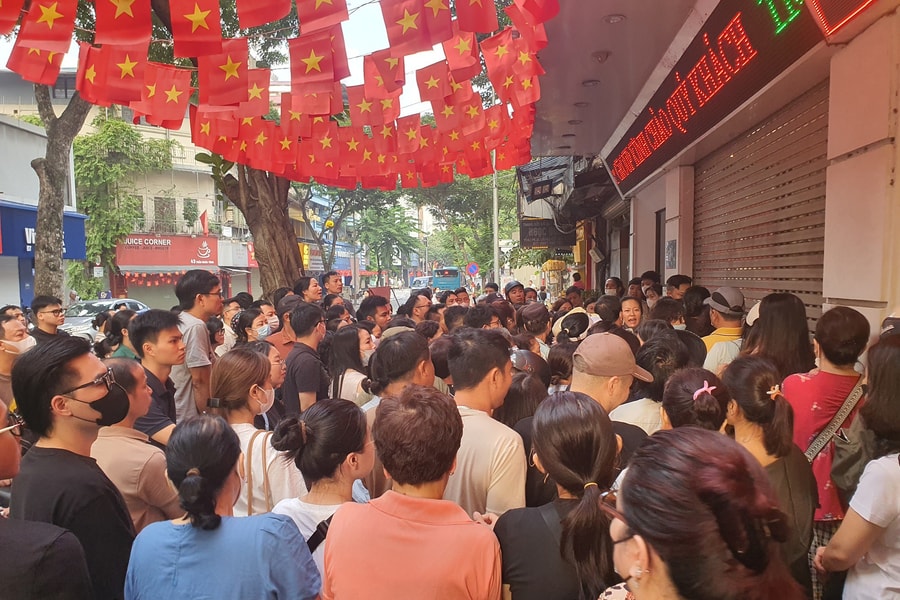 Cuối tuần vàng lại tăng, người dân xếp hàng mua xuyên trưa