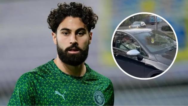 Gvardiol lái Volkswagen Golf 8R đến sân tập Man City