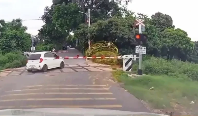 Vượt rào chắn đường sắt bị xử phạt thế nào?