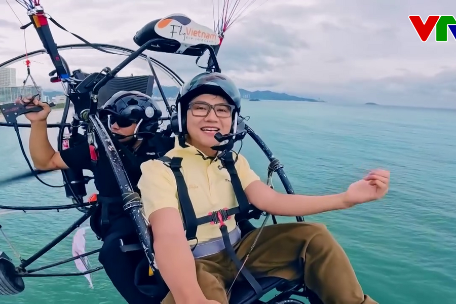 Olympia 2025: Màn dù lượn dẫn chương trình gây sốt ở Khánh Hòa