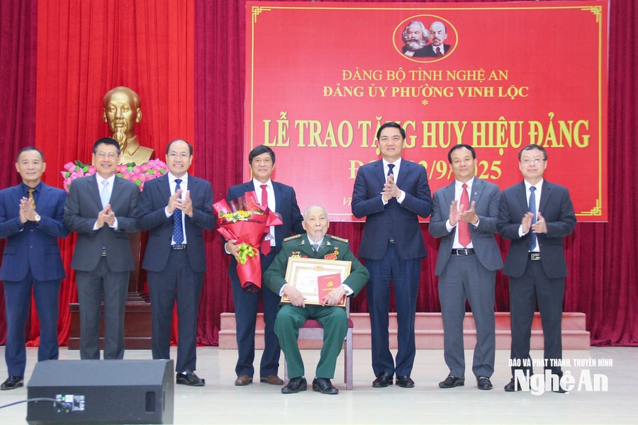 Phó Bí thư Thường trực Tỉnh ủy Hoàng Nghĩa Hiếu trao tặng Huy hiệu Đảng cho đảng viên phường Vinh Lộc