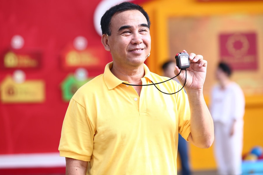 MC Quyền Linh nói gì khi bị nhận xét 'một màu', lặp lại?