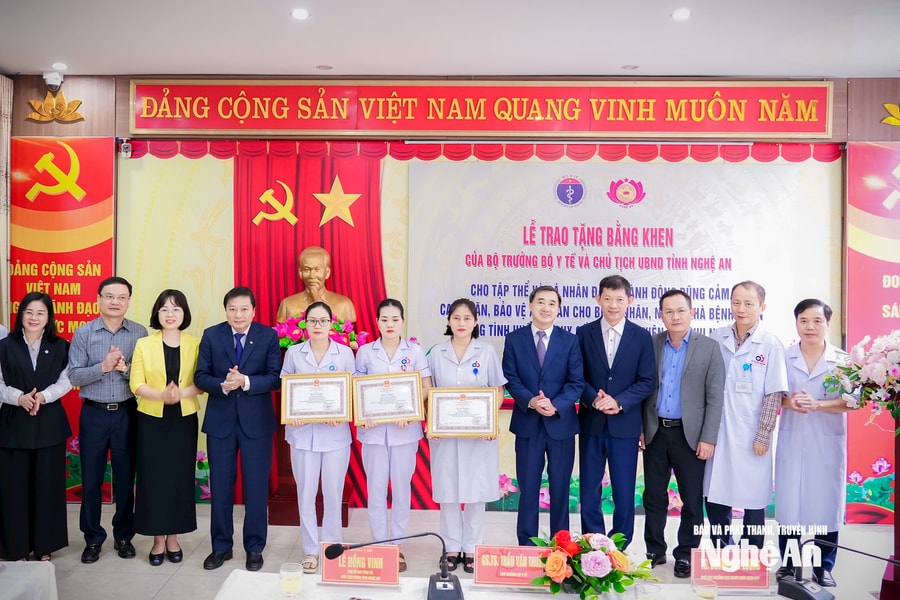 Bộ Y tế và UBND tỉnh Nghệ An trao Bằng khen cho 1 tập thể, 8 cá nhân dũng cảm bảo vệ bệnh nhân trong tình huống nguy cấp tại Bệnh viện Sản Nhi Nghệ An