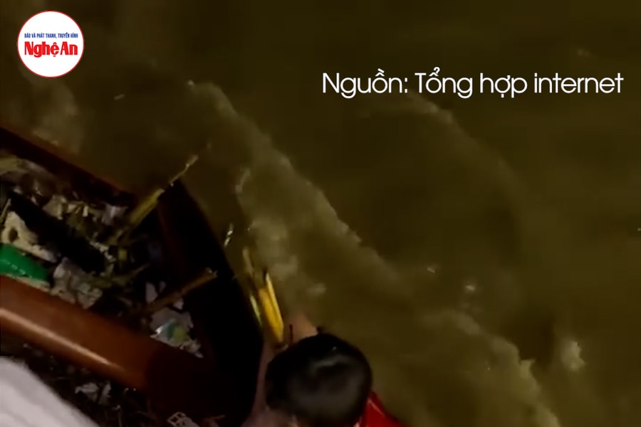 Khoảnh khắc bé trai được cứu sống khi bị trôi giữa dòng nước lũ chảy xiết