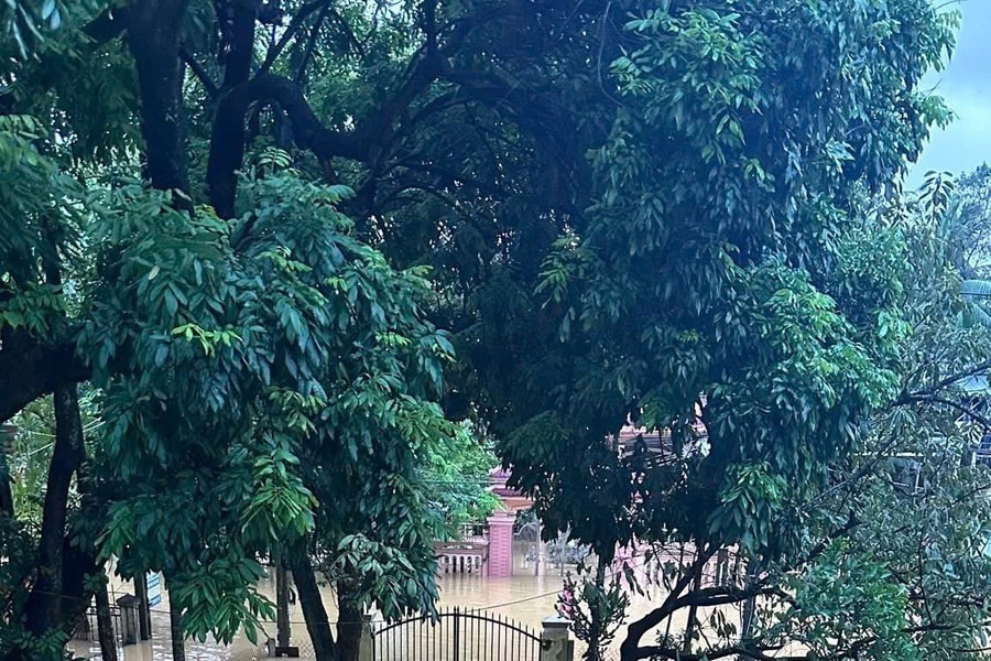 Mưa kỷ lục 1.739mm ở Huế, nhà ca sĩ Long Nhật ngập sâu