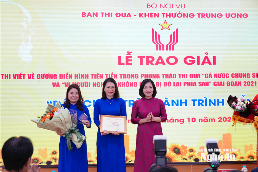 Báo và phát thanh truyền hình Nghệ An đoạt giải Ba cuộc thi viết "Dấu chân trên hành trình đổi mới"