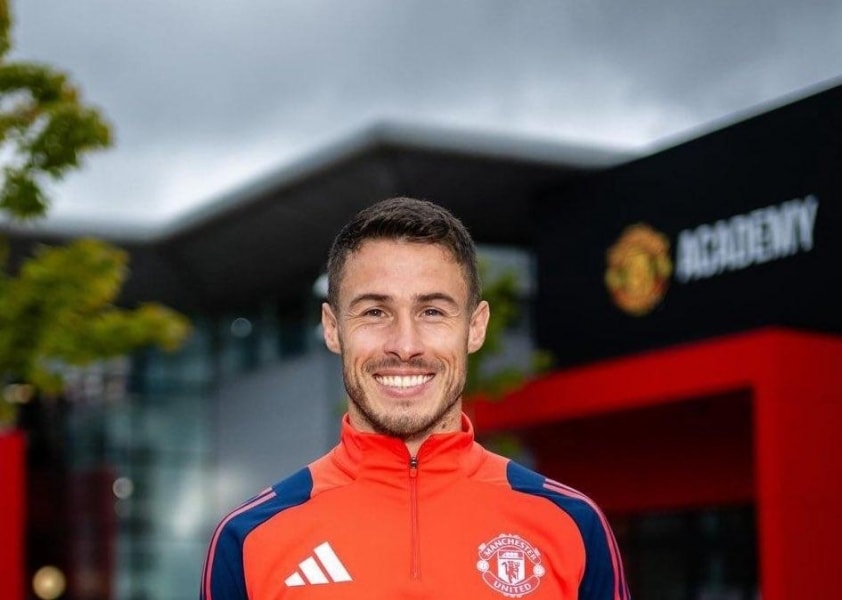 MU bổ nhiệm Tommy Rowe dẫn dắt U15, treo giày để toàn tâm