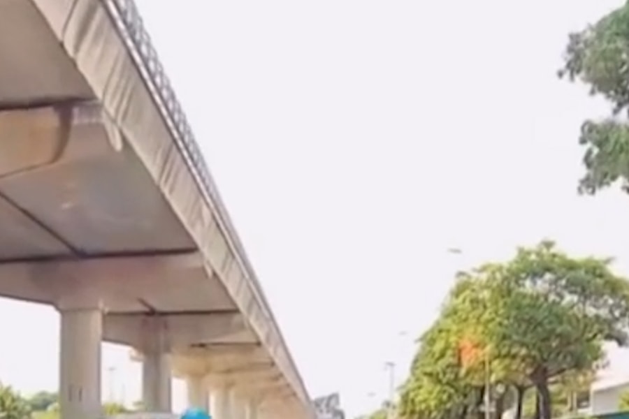 Mải trò chuyện, người phụ nữ ngã ngay trước đầu xe tải