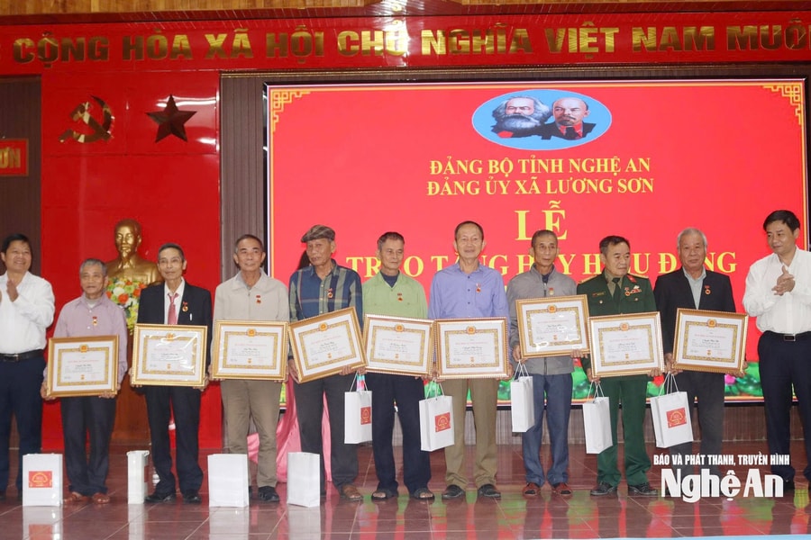 Trưởng Ban Nội chính Tỉnh ủy trao Huy hiệu Đảng cho đảng viên tại xã Lương Sơn và dự sinh hoạt Chi bộ xóm Thống Nhất