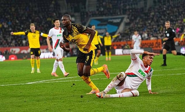 Dortmund thắng Augsburg 1-0 nhờ khoảnh khắc của Guirassy