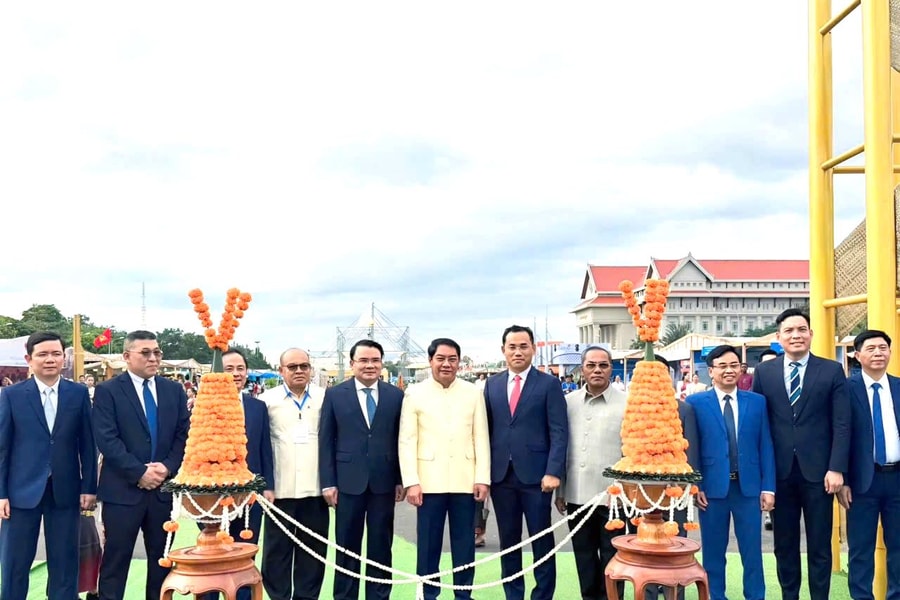Đoàn đại biểu tỉnh Nghệ An tham dự Lễ hội Thạt Luổng Viêng Chăn năm 2025 tại Lào