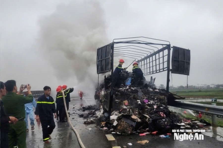 Xe tải lưu thông trên cao tốc Bắc – Nam bất ngờ bốc cháy