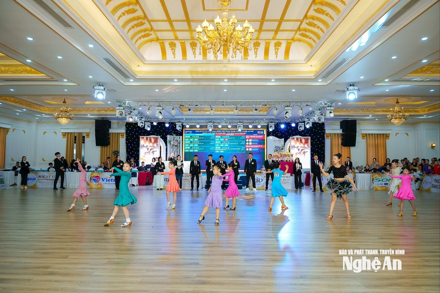 Trao 270 giải cho các VĐV tham gia Giải khiêu vũ thể thao và các loại hình nghệ thuật tại Nghệ An