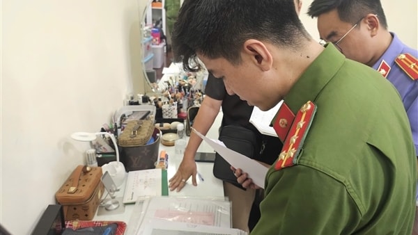 Khám xét nơi ở trong khu biệt thự của diễn viên Trương Ngọc Ánh