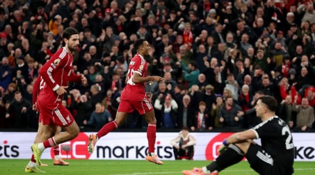 Liverpool 2-0 Aston Villa: Salah, Gravenberch đưa lên top 3