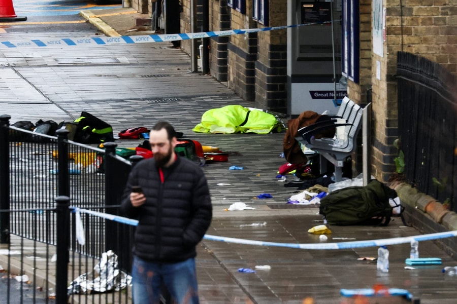 Vụ tấn công bằng dao trên tàu ở Anh: 9 người nguy kịch, cảnh sát chống khủng bố vào cuộc