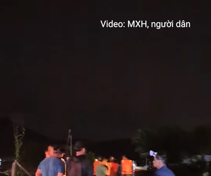 Lũ cuồn cuộn về trong đêm, 3 người bị cuốn trôi