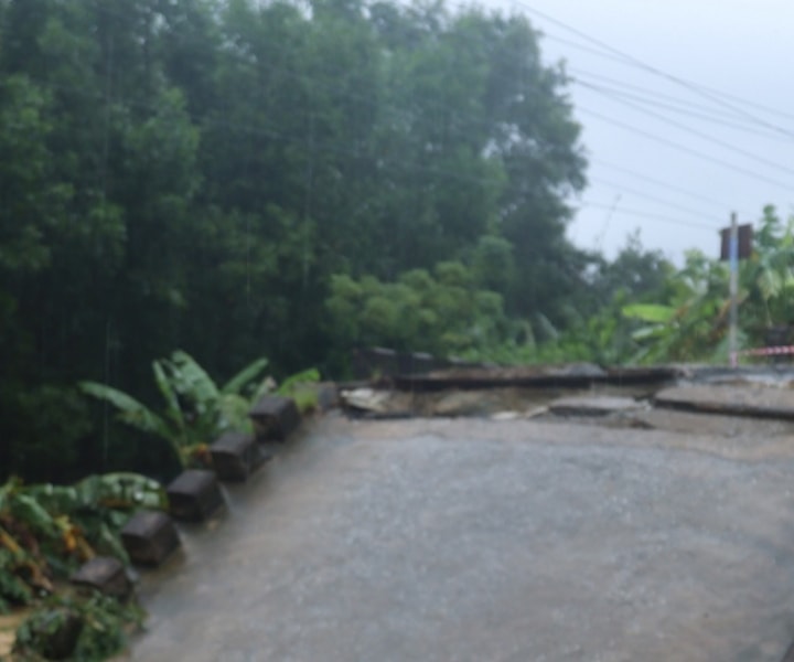 Cầu sập làm 1 người rơi xuống sông, nạn nhân thoát chết trong gang tấc