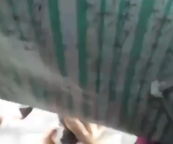 Thợ sơn rơi từ tầng cao trúng người đi đường: Cả hai may mắn thoát nạn