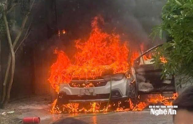 Ô tô đỗ bên đường bất ngờ bốc cháy dữ dội