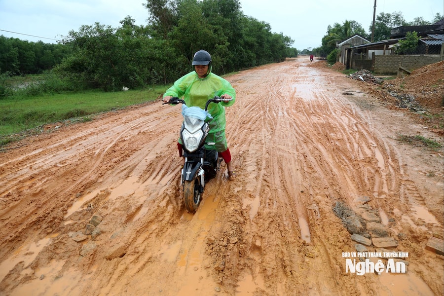 Nguy hiểm rình rập trên tuyến đường Lạt - Làng Rào lầy lội