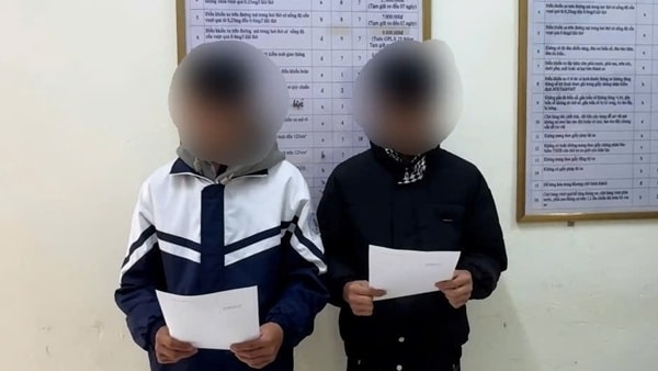 Tăng ga qua chốt, 2 học sinh bị xử phạt 17 triệu đồng