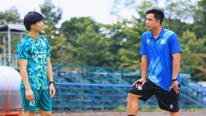 HLV Việt Thắng bác tin mâu thuẫn, Xuân Son gửi thông điệp