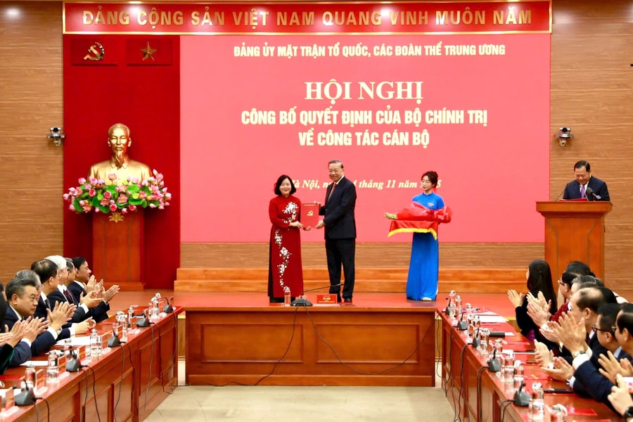 Bộ Chính trị chỉ định bà Bùi Thị Minh Hoài giữ chức Bí thư Đảng ủy Mặt trận Tổ quốc, các đoàn thể Trung ương