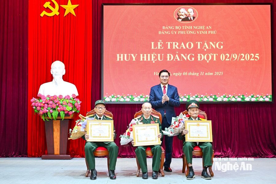 Phó Bí thư Thường trực Tỉnh ủy Nghệ An Hoàng Nghĩa Hiếu trao tặng Huy hiệu Đảng cho đảng viên phường Vinh Phú