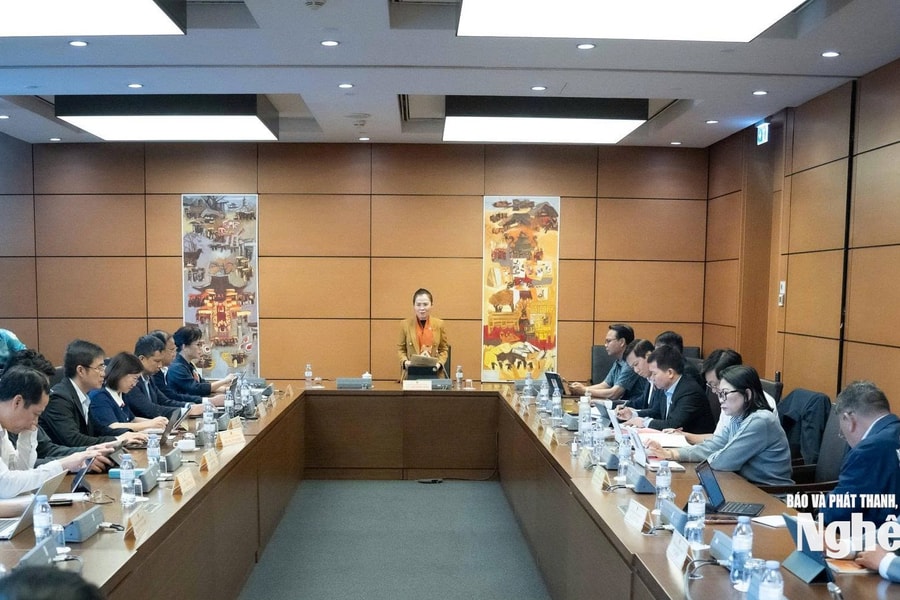 Đại biểu Quốc hội đoàn Nghệ An thảo luận tại tổ về 3 dự án luật