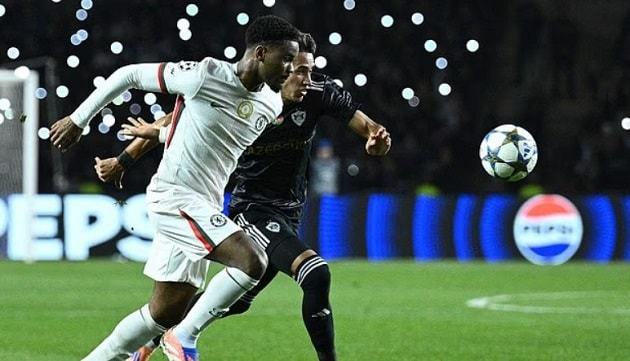 Chelsea hòa 2-2 Qarabag, Maresca trả giá vì tuổi trẻ