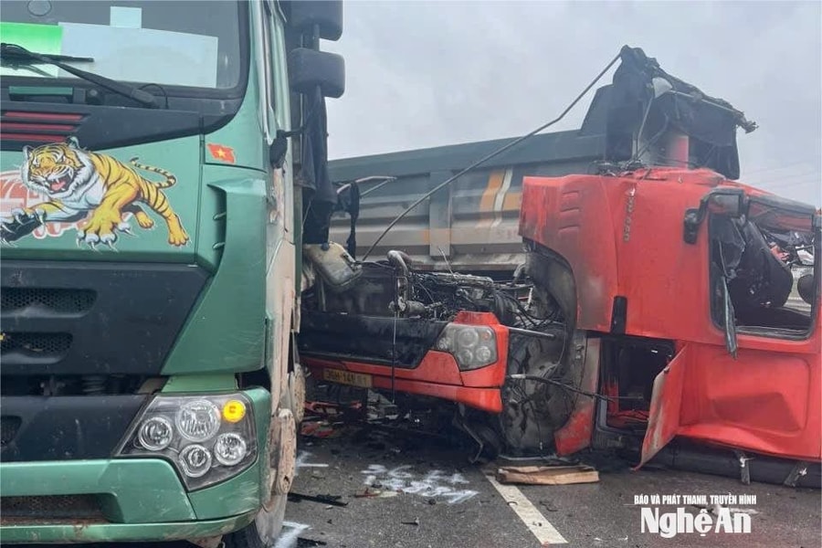 Cao tốc Bắc Nam đoạn Nghi Sơn - Diễn Châu ùn tắc nhiều giờ sau vụ va chạm giao thông