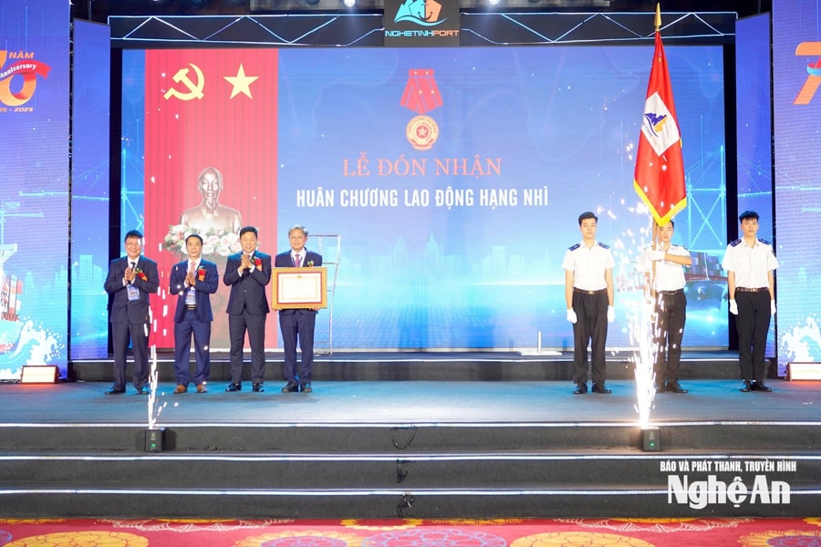 Cảng Nghệ Tĩnh kỷ niệm 70 năm Ngày thành lập và đón nhận Huân chương Lao động hạng Nhì