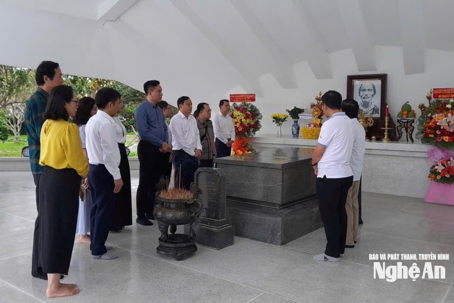 Ban chỉ đạo Thông tin đối ngoại tỉnh Nghệ An dâng hương tưởng niệm Cụ Phó bảng Nguyễn Sinh Sắc