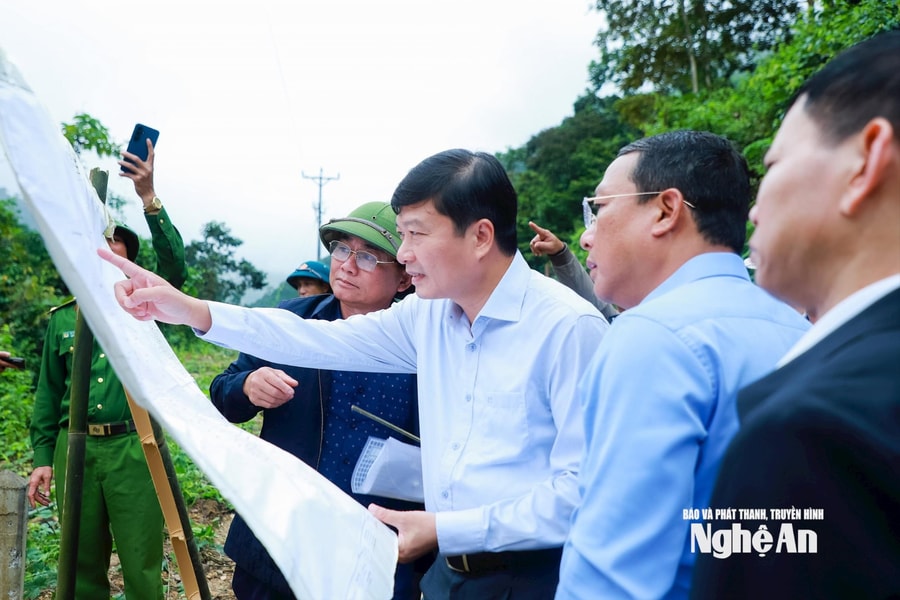 Chủ tịch UBND tỉnh Lê Hồng Vinh khảo sát vị trí tái định cư cho các hộ dân bị ảnh hưởng tại xã biên giới Nhôn Mai