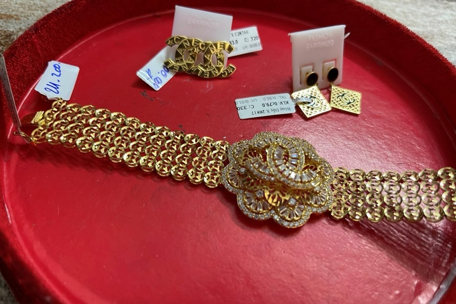 Giá vàng tăng vọt, cảnh báo mất tiền oan vì mua vàng giả