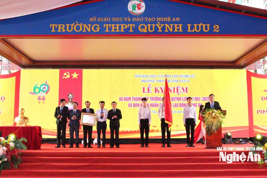 Phó Thủ tướng Chính phủ Hồ Đức Phớc trao Huân chương Lao động hạng Ba cho Trường THPT Quỳnh Lưu 2