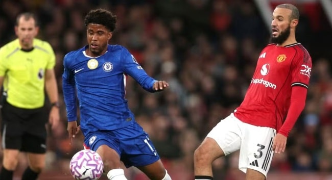 MU vs Tottenham: Mazraoui sẵn sàng thay Dalot cánh trái