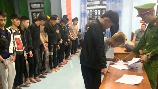 Mang hung khí đi gây rối trong đêm, 32 đối tượng bị khởi tố