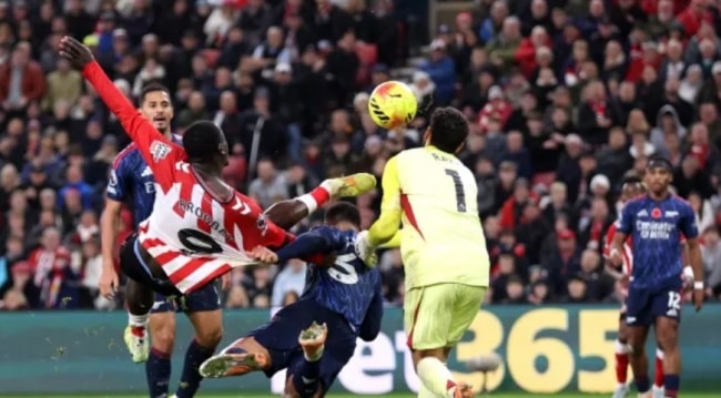 Seaman chỉ trích Raya sau bàn thua 90+4, Arsenal hòa 2-2