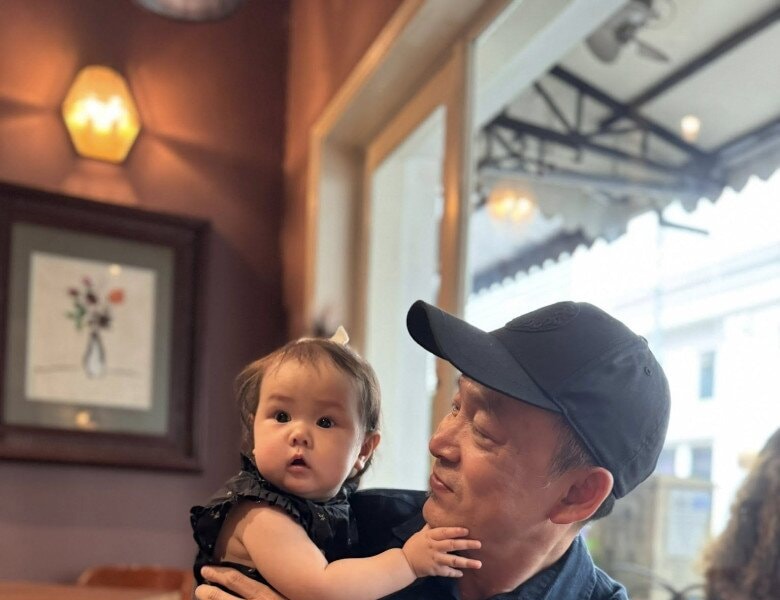 Quốc Trung hạnh phúc tuổi U60, quấn quýt cháu ngoại đầu lòng