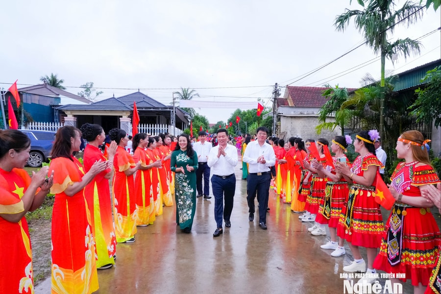Phó Chủ tịch UBND tỉnh Hoàng Phú Hiền chung vui Ngày hội Đại đoàn kết cùng nhân dân xóm Sơn Hải, xã Nghĩa Lộc
