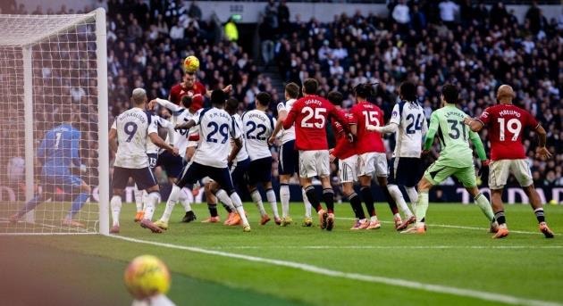 Amorim nâng tầm phạt góc, MU dẫn đầu Ngoại hạng Anh