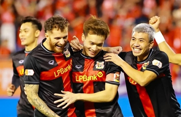 Ninh Bình ngược dòng 4-3, nối kỷ lục 35 trận bất bại