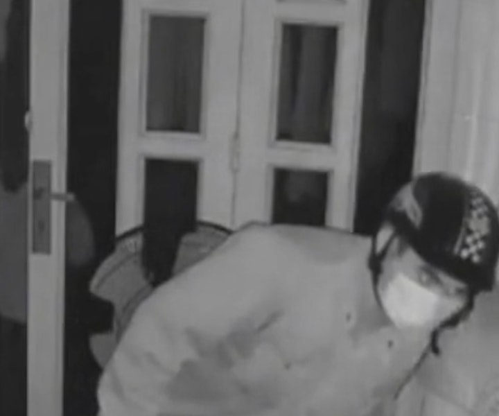 Lạnh người cảnh kẻ trộm đột nhập phòng ngủ khi nữ gia chủ đang say giấc