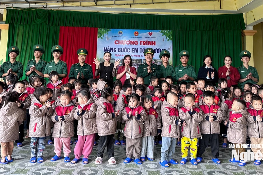 Chương trình “Nâng bước em tới trường” trao hàng trăm suất quà đến học sinh xã biên giới Sơn Lâm