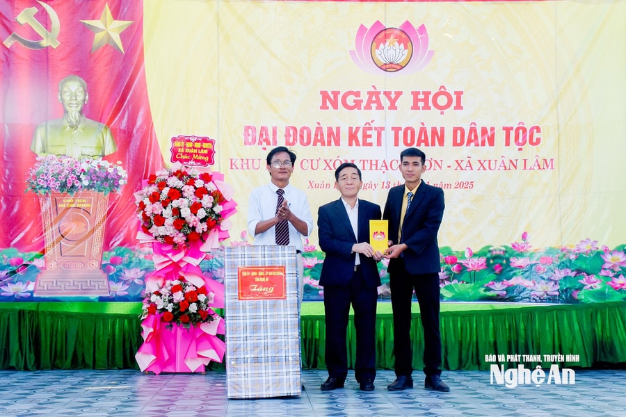 Chánh Thanh tra tỉnh chung vui Ngày hội Đại đoàn kết cùng nhân dân xóm Thạch Sơn, xã Xuân Lâm