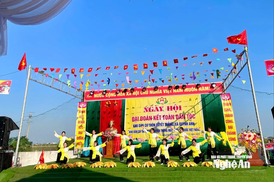 Vui ngày hội Đại đoàn kết toàn dân tộc tại thôn Quyết Thắng, xã Quỳnh Anh