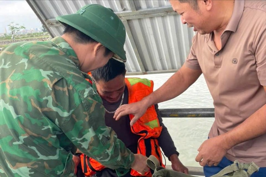 Nghệ An: 3 ngư dân được cứu kịp thời sau vụ chìm tàu cá trên biển