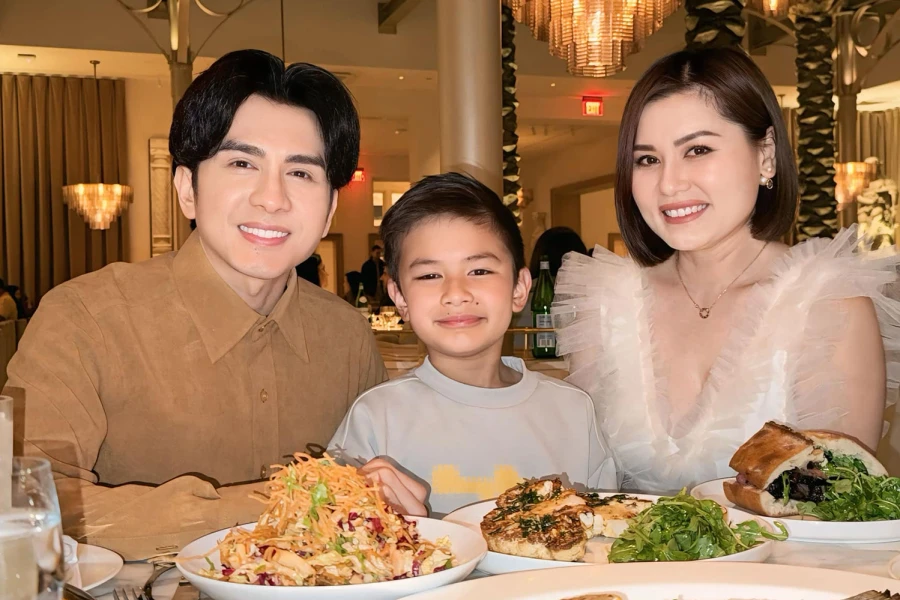 Thủy Tiên đưa con trai về Mỹ, chia sẻ kỷ niệm với Đan Trường